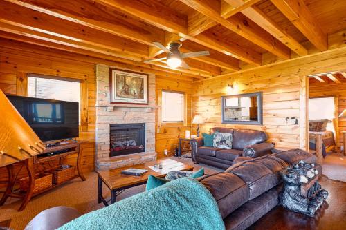 Sensational Sunset! Sevierville Home w/ Hot Tub photo 12