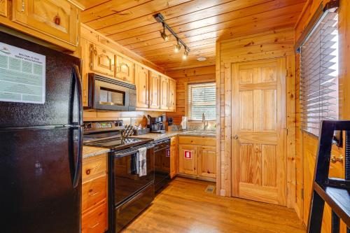 Sensational Sunset! Sevierville Home w/ Hot Tub photo 16