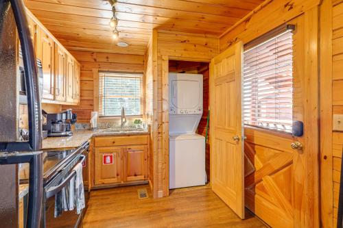 Sensational Sunset! Sevierville Home w/ Hot Tub photo 18