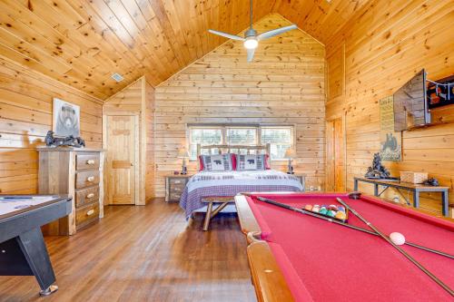 Ένα ή περισσότερα κρεβάτια σε δωμάτιο στο Sensational Sunset! Sevierville Home with Hot Tub