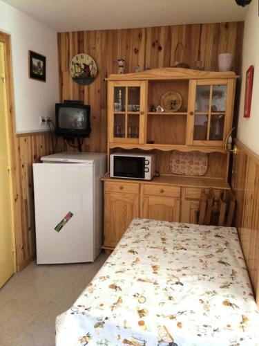 une petite cuisine avec un réfrigérateur et un micro-ondes dans l'établissement Résidence Aurans - Joli deux pièces au cœur de la station de Réallon 223A MAE-8391, à Réallon
