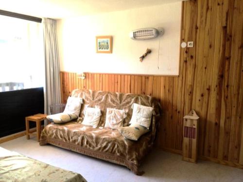a living room with a couch with pillows on it at Résidence Aurans - Joli deux pièces au cœur de la station de Réallon 223A MAE-8391 in Réallon