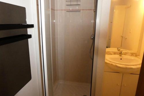 a bathroom with a shower and a sink at Résidence Oucanes - Superbe T3 avec accès direct aux pistes de Réallon OUC7 MAE-8401 in Réallon