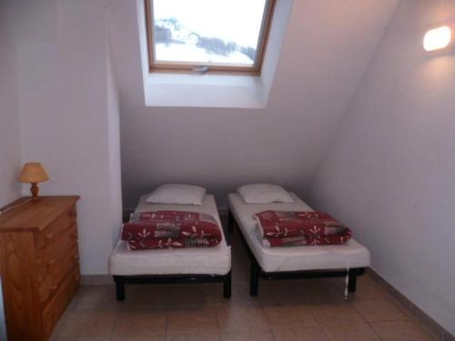 deux lits jumeaux dans une chambre avec fenêtre dans l'établissement Résidence Gardette - Joli T3 centre station 8 couchages à Réallon B34-35 MAE-8441, à Réallon