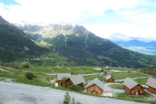 un petit village dans une vallée avec une montagne dans l'établissement Résidence Gardette - Joli T3 centre station 8 couchages à Réallon B34-35 MAE-8441, à Réallon