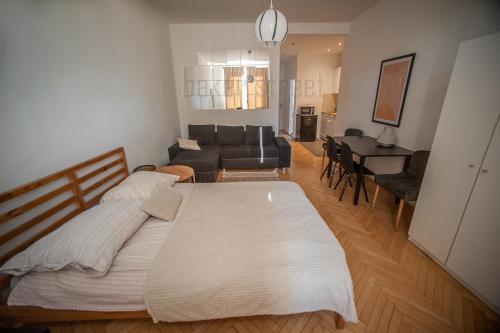 Postel nebo postele na pokoji v ubytování One bedroom apartment close to Prague castle