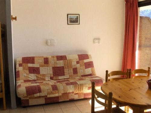 un salon avec un canapé et une table dans l'établissement Résidence Gardette - Appartement t2 pour 6 personnes proche place à Réallon B31 MAE-8481, à Réallon