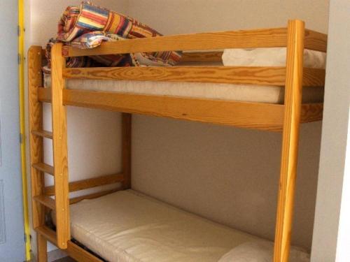 quelques lits superposés dans une chambre dans l'établissement Résidence Gardette - Appartement t2 pour 6 personnes proche place à Réallon B31 MAE-8481, à Réallon