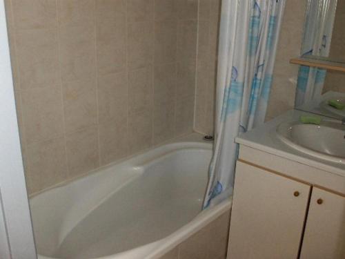 une salle de bain avec une baignoire et un lavabo dans l'établissement Résidence Gardette - Appartement t2 pour 6 personnes proche place à Réallon B31 MAE-8481, à Réallon