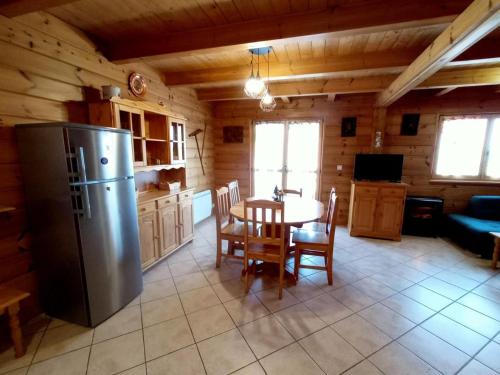 une cuisine et une salle à manger avec une table et un réfrigérateur dans l'établissement Chalet Aiguilles - Grand chalet 8 couchages à Réallon CHALAIG2 MAE-8431, à Réallon