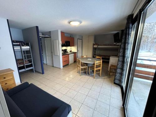 un salon avec un canapé et une table dans l'établissement Résidence Gardette - Joli T2 pour 6 personnes à la station du Réallon B36 MAE-8451, à Réallon