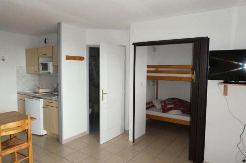 Cette petite chambre comprend une cuisine et des lits superposés. dans l'établissement Résidence Gardette - Joli t2 de 4 couchages a Réallon B2 MAE-8501, à Réallon
