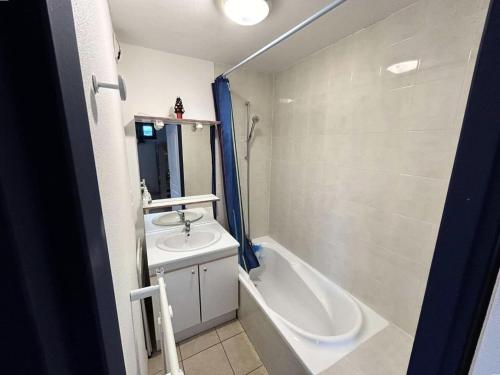 La petite salle de bains est pourvue d'un lavabo et d'une baignoire. dans l'établissement Résidence Gardette - Joli T2 pour 6 personnes à la station du Réallon B36 MAE-8451, à Réallon
