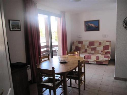 un salon avec une table, des chaises et un canapé dans l'établissement Résidence Gardette - Joli t2 6 couchages sur la station de Réallon B26 MAE-8491, à Réallon