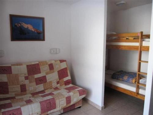 - un salon avec un canapé et des lits superposés dans l'établissement Résidence Gardette - Joli t2 6 couchages sur la station de Réallon B26 MAE-8491, à Réallon
