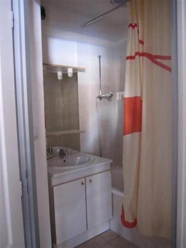 une salle de bain avec un lavabo et un rideau de douche dans l'établissement Résidence Gardette - Joli t2 6 couchages sur la station de Réallon B26 MAE-8491, à Réallon