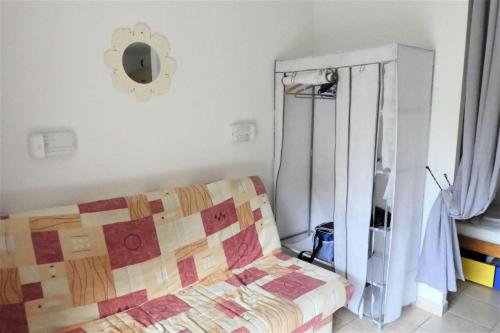 - un salon avec un canapé et un réfrigérateur dans l'établissement Résidence Gardette - Agréable T2 de 6 couchages a Réallon B17 MAE-8511, à Réallon