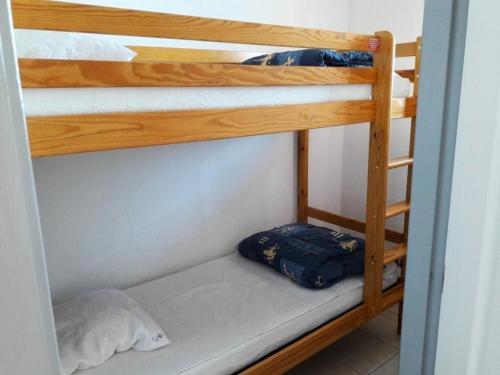 quelques lits superposés dans une chambre dans l'établissement Résidence Gardette - Joli T2 6 couchages à Réallon B13 MAE-8521, à Réallon