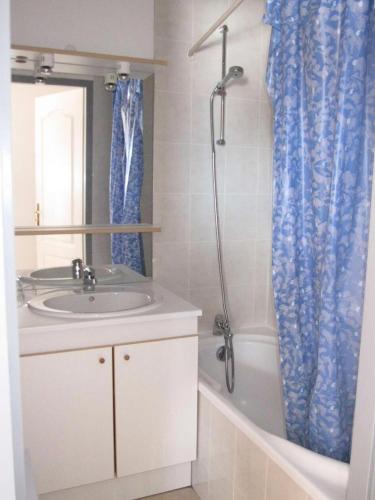 une salle de bain avec un lavabo, une douche et une baignoire dans l'établissement Résidence Gardette - Joli T2 6 couchages à Réallon B13 MAE-8521, à Réallon
