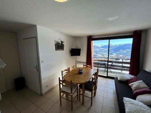 un salon avec une table et un canapé dans l'établissement Résidence Gardette - Très joli appartement accueillant 4 personnes à Réallon B12 MAE-8531, à Réallon