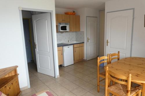 une cuisine et une salle à manger avec une table et des chaises dans l'établissement Résidence Gardette - Joli T2 Cosy de 6 couchages a Réallon A24 MAE-8561, à Réallon