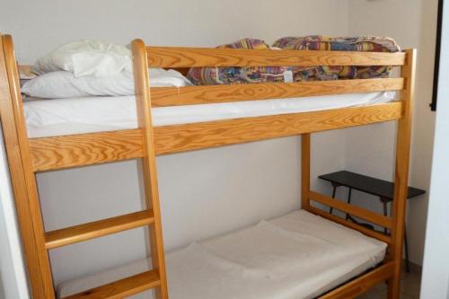 quelques lits superposés dans une chambre dans l'établissement Résidence Gardette - Joli T2 Cosy de 6 couchages a Réallon A24 MAE-8561, à Réallon