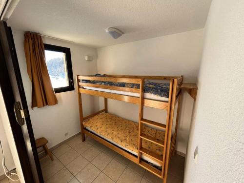 Cette petite chambre dispose de 2 lits superposés et d'une fenêtre. dans l'établissement Résidence Gardette - Ravissant T2 accueillant 6 personnes à Réallon A2 MAE-8571, à Réallon