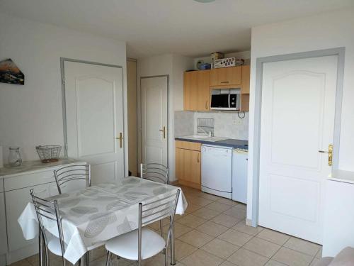une cuisine avec une table et des chaises dans une cuisine dans l'établissement Résidence Gardette - Joli T2 de 6 couchages à Réallon A12 MAE-8591, à Réallon