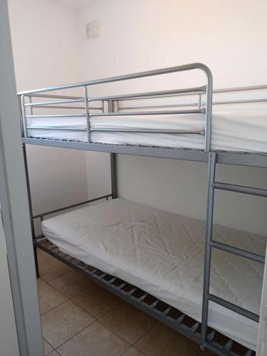 quelques lits superposés dans une chambre dans l'établissement Résidence Gardette - Joli T2 de 6 couchages à Réallon A12 MAE-8591, à Réallon