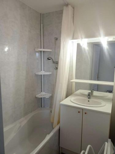 une salle de bain avec une baignoire et un lavabo et une baignoire dans l'établissement Résidence Gardette - Joli T2 de 6 couchages à Réallon A12 MAE-8591, à Réallon