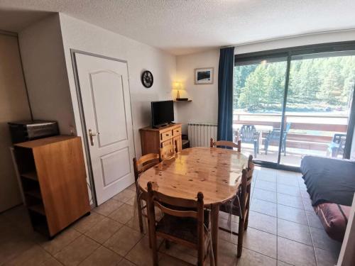 - un salon avec une table à manger et un canapé dans l'établissement Résidence Gardette - Agréable T2 6 couchages avec wifi à Réallon A11 MAE-8601, à Réallon