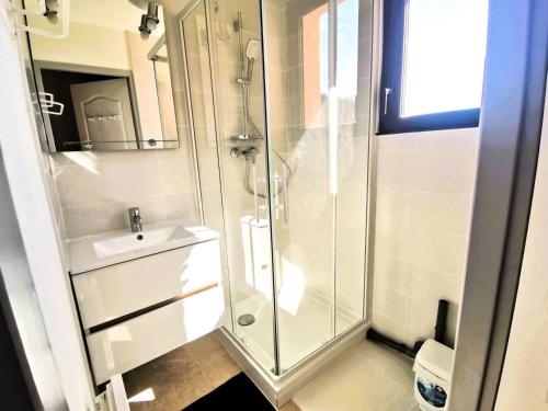 une salle de bain avec douche et lavabo dans l'établissement Résidence Gardette - Agréable T2 6 couchages avec wifi à Réallon A11 MAE-8601, à Réallon