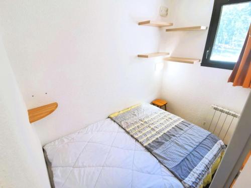 une petite pièce avec un lit et une fenêtre dans l'établissement Résidence Gardette - Agréable T2 6 couchages avec wifi à Réallon A11 MAE-8601, à Réallon