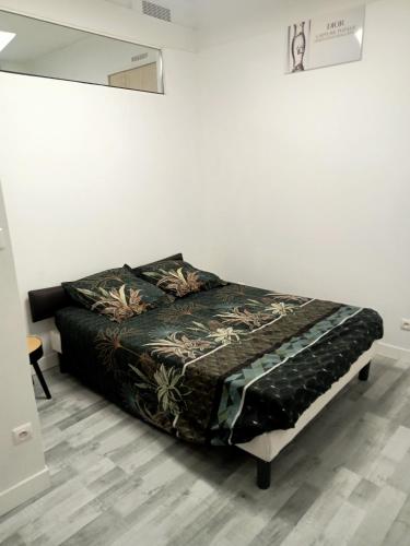 une chambre avec un lit dans une pièce blanche dans l'établissement Les halles de Béziers, à Béziers