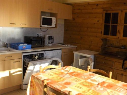 une cuisine avec un lave-vaisselle et une table à l'intérieur dans l'établissement Résidence Joubelle - Vue magnifique dans ce T3 de 6 couchages a Réallon JOUB8-2 MAE-8621, à Réallon