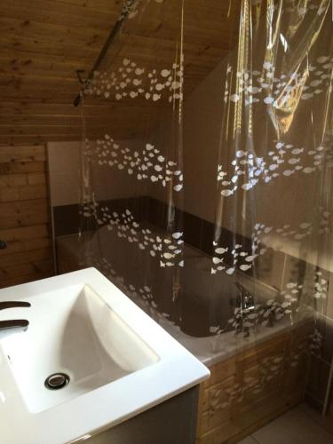 une salle de bain avec un lavabo blanc et un miroir dans l'établissement Chalets Des Aiguilles - Superbe chalet de 8 couchages à Réallon CHALAIG9 MAE-8681, à Réallon