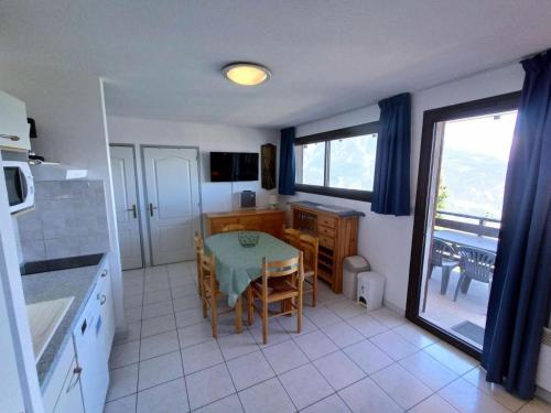 Il comprend une cuisine avec une table et un balcon. dans l'établissement Résidence Chabrieres - Bel appartement 2 chambres 6 couchages à Réallon CHAB35 MAE-8721, à Réallon