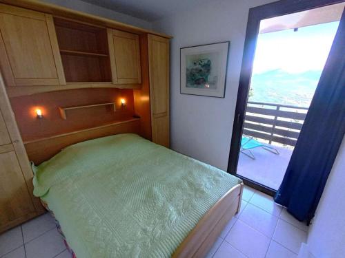 - une chambre avec un lit et une porte donnant sur un balcon dans l'établissement Résidence Chabrieres - Bel appartement 2 chambres 6 couchages à Réallon CHAB35 MAE-8721, à Réallon