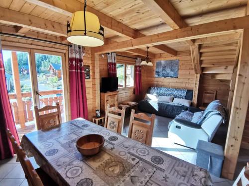 Photo de la galerie de l'établissement Chalet Aiguilles - Beau chalet récent 8 couchages au cœur de la station de Réallon CHALAIG12 MAE-8691, à Réallon