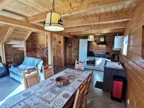 Photo de la galerie de l'établissement Chalet Aiguilles - Beau chalet récent 8 couchages au cœur de la station de Réallon CHALAIG12 MAE-8691, à Réallon