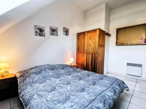- une chambre avec un lit et des photos sur le mur dans l'établissement Résidence Chabrieres - T2 pour 6 personnes à Réallon en rez de jardin CHAB8 MAE-8701, à Réallon