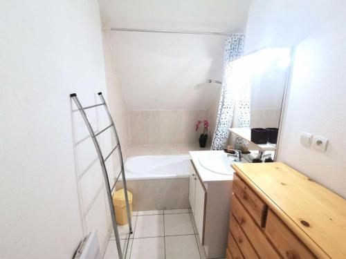 La petite salle de bains est pourvue d'un lavabo et d'une baignoire. dans l'établissement Résidence Chabrieres - T2 pour 6 personnes à Réallon en rez de jardin CHAB8 MAE-8701, à Réallon
