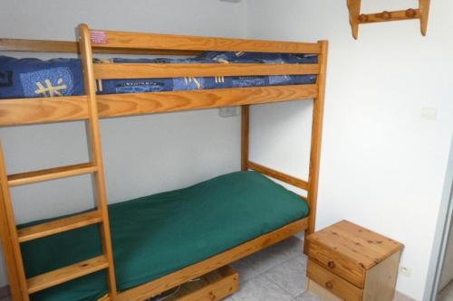 - un lit superposé avec une échelle et une couchette inférieure verte dans l'établissement Résidence Chabrieres - Bel appartement avec 2 chambres pour 6 couchages à Réallon CHAB38 MAE-8711, à Réallon