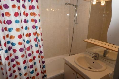 une salle de bain avec un rideau de douche et un lavabo dans l'établissement Résidence Chabrieres - Bel appartement avec 2 chambres pour 6 couchages à Réallon CHAB38 MAE-8711, à Réallon