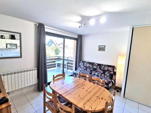 un salon avec une table en bois et un canapé dans l'établissement Résidence Chabrieres - Bel appartement 2 chambres pour 6 couchages à Réallon CHAB30 MAE-8731, à Réallon