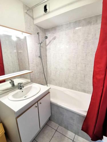 une salle de bain avec un lavabo et une baignoire dans l'établissement Résidence Chabrieres - Bel appartement 2 chambres pour 6 couchages à Réallon CHAB30 MAE-8731, à Réallon
