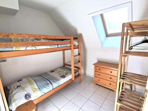 une chambre avec deux lits superposés et une fenêtre dans l'établissement Résidence Chabrieres - Bel appartement 2 chambres pour 6 couchages à Réallon CHAB30 MAE-8731, à Réallon