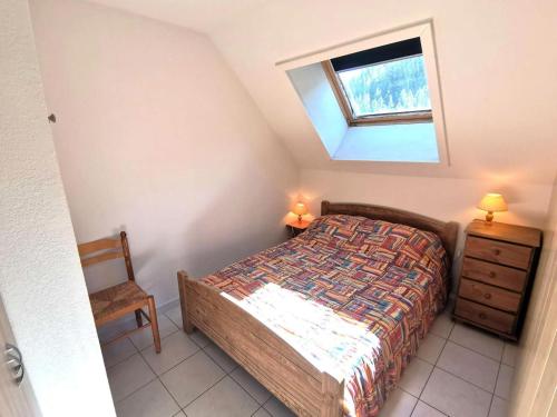 une chambre avec un lit, une fenêtre et une chaise dans l'établissement Résidence Chabrieres - Très Agréable T2 pour 6 personnes à Réallon CHAB20 MAE-8751, à Réallon
