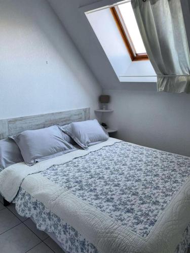 une chambre avec un grand lit avec une lucarne dans l'établissement Résidence Chabrieres - Ravissant appartement pour 6 personnes à Réallon CHAB19 MAE-8761, à Réallon