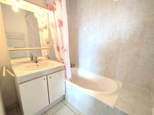 une salle de bain avec un lavabo, une baignoire et un miroir dans l'établissement Résidence Chabrieres - Très Agréable T3 pour 6 personnes à Réallon CHAB25 MAE-8741, à Réallon